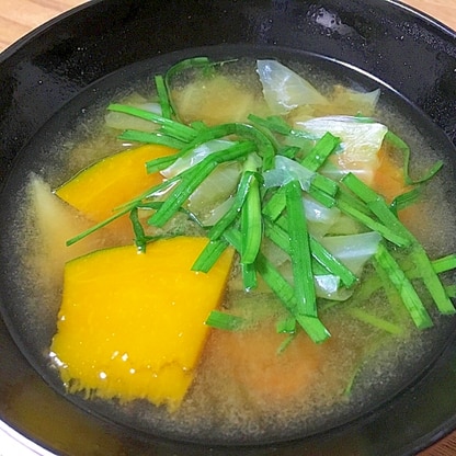 かぼちゃとニラとキャベツの味噌汁